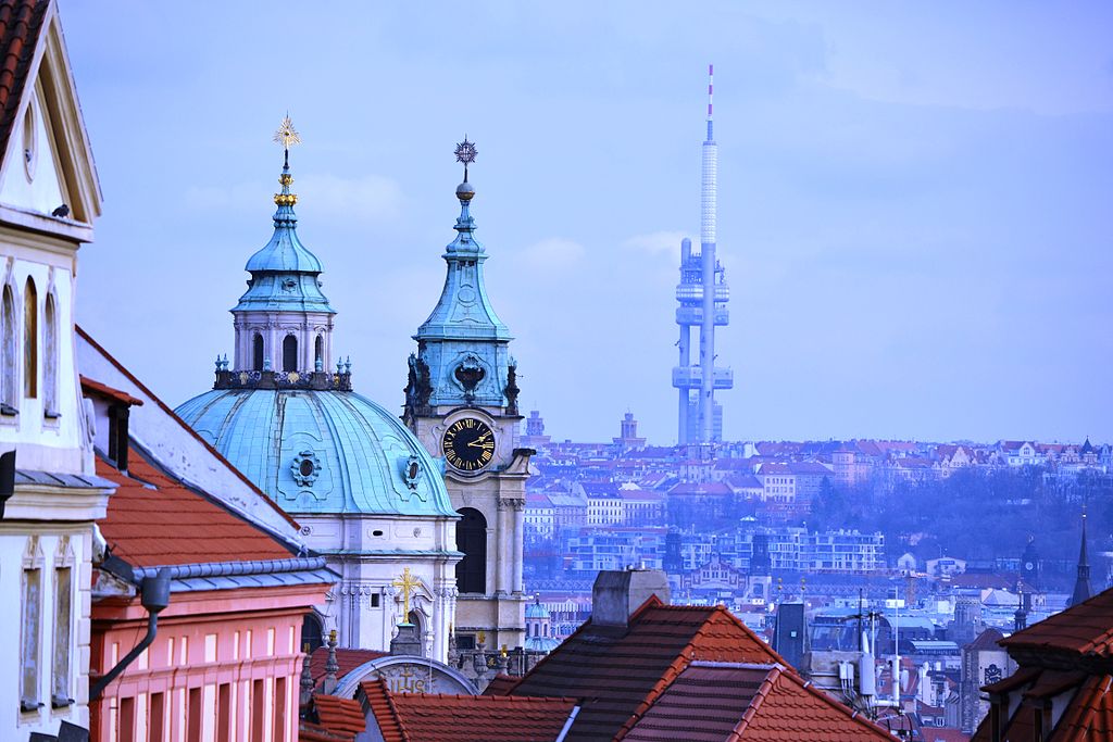 Sur la colline de Zizkov à Prague, une antenne improbable face à l'architecture baroque de la capitale tchèque. Photo de David Sedlecký