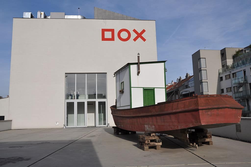 Sur le toit/terrasse du musée d'art contemporain Dox à Prague. Photo de Ben Skala.