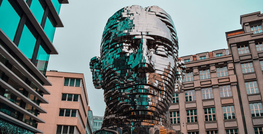 Kafka en pleine métamorphose par David Cerny dans le quartier de Nove Mesto à Prague - Photo de Hadeer MJ