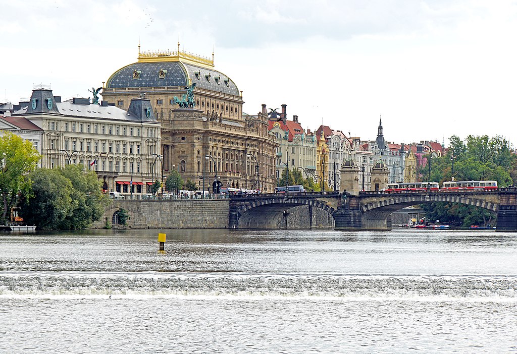 Opera National dans le quartier de Nove Mesto - Photo de Dennis Jarvis