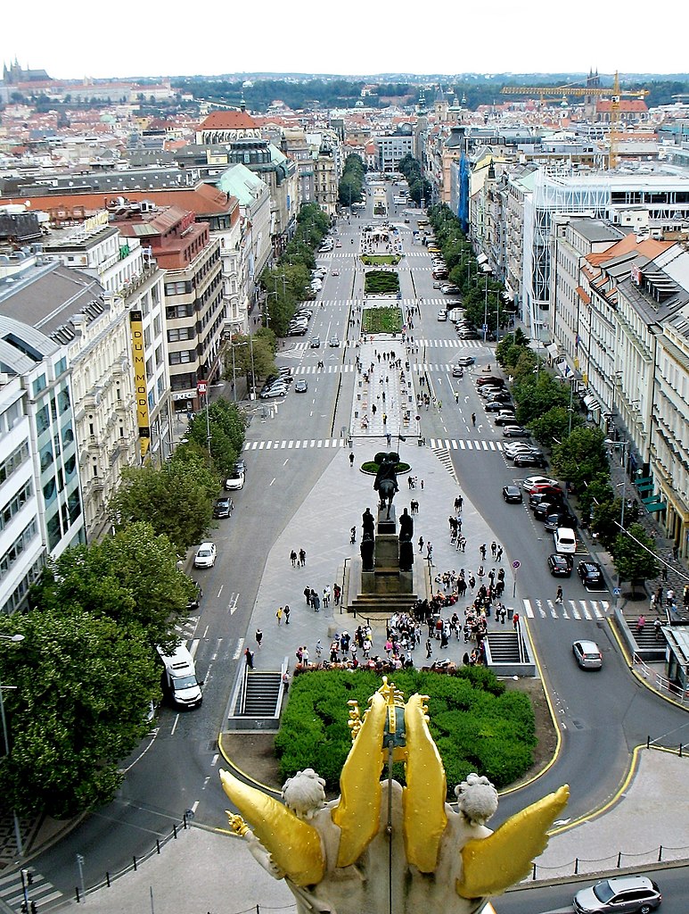 Vue sur la place Venceslas depuis le Musée National dans le quartier de la Nouvelle Ville à Prague - Photo de Marie Čcheidzeová