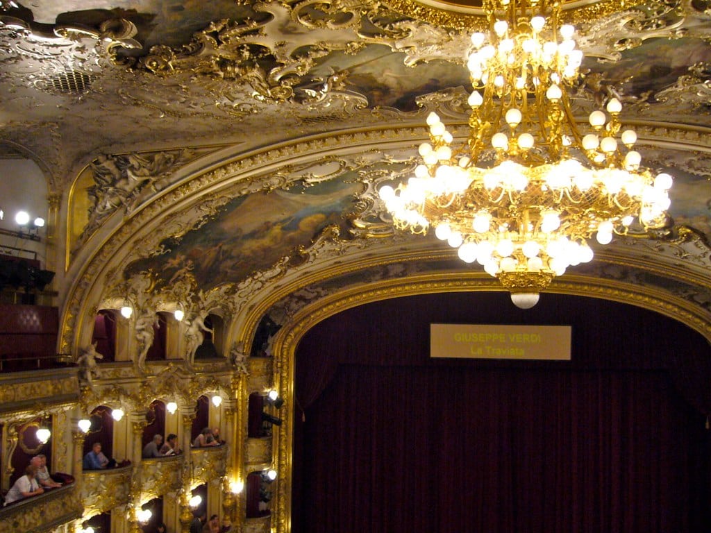 Lustre de l'opéra d’État de Prague.