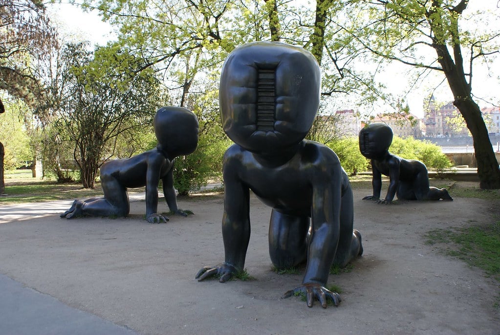 Bébés de David Cerny dans le parc de Kampa.