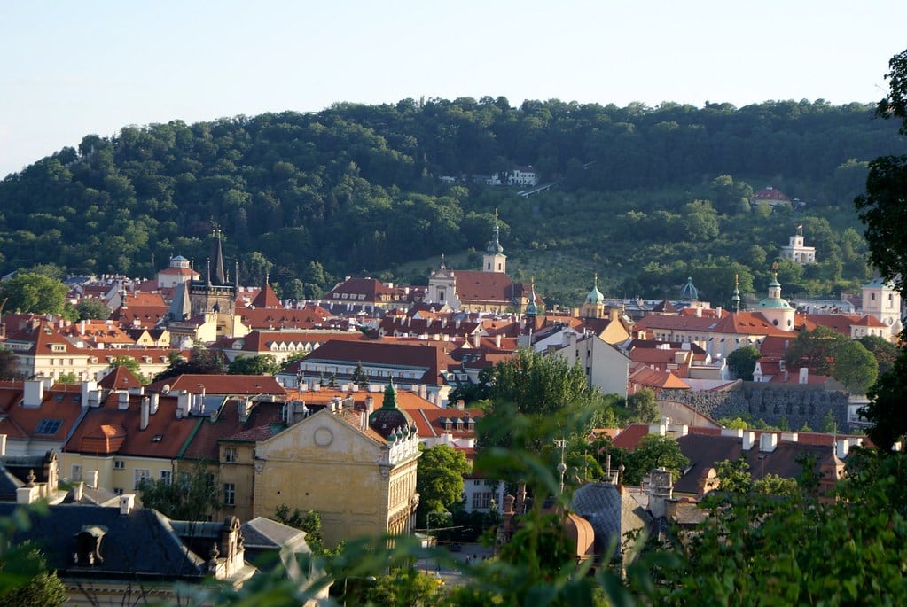 Quartier de Mala Strana sous la colline de Petrin à Prague.
