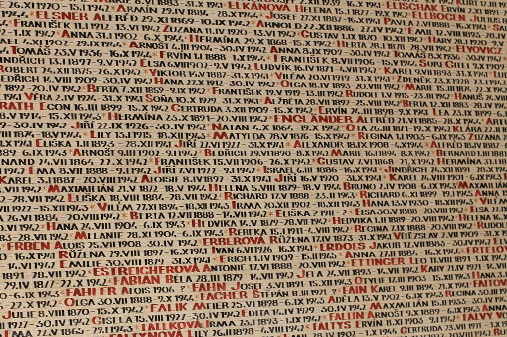 Listes des victimes juives de la barbarie nazie dans la synagogue Pinkas à Prague - Photo de Øyvind Holmstad