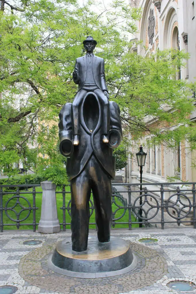 Statue de Kafka par Jaroslav Rona devant la Synagogue Espagnole de Prague - Photo de Øyvind Holmstad