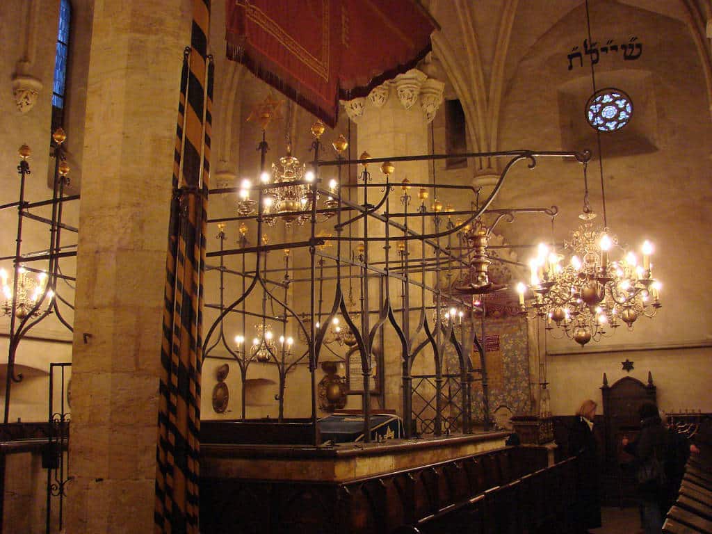 Intérieur de la synagogue Vieille Neuve à Prague. Photo de Jim Milles