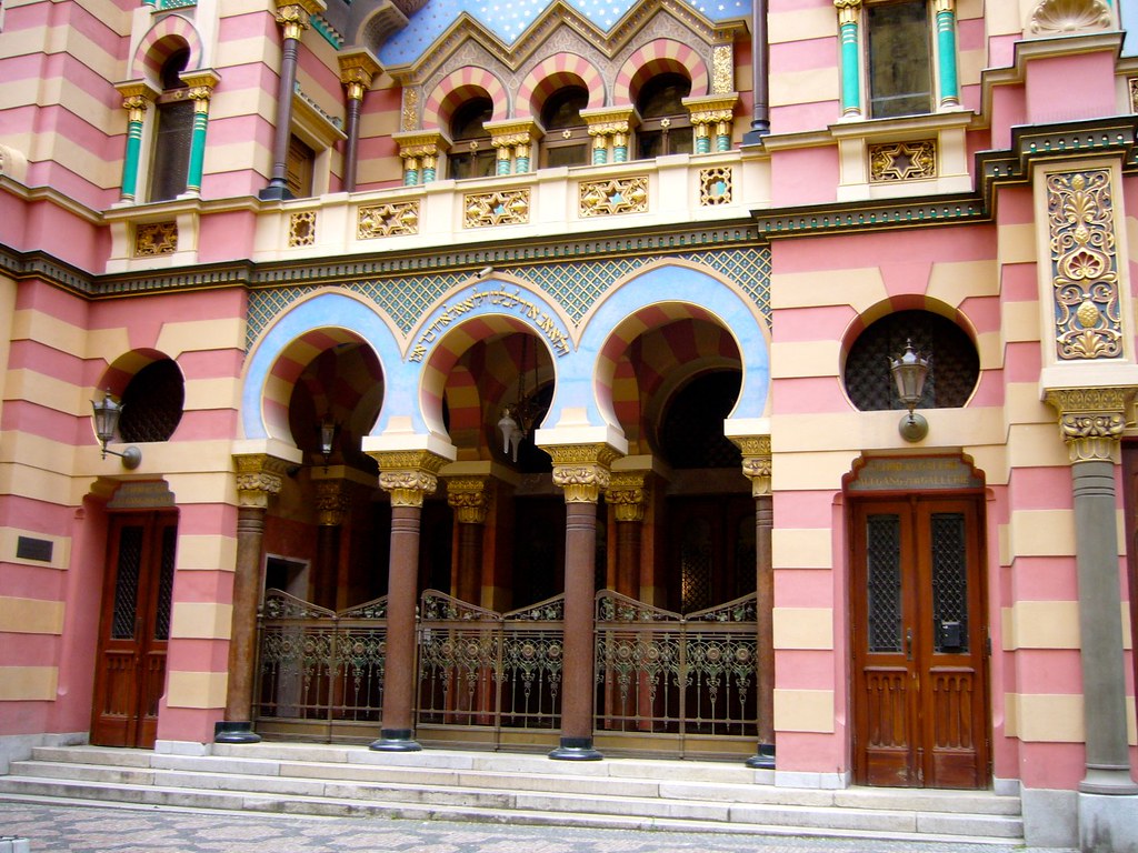 La synagogue de Jérusalem : Une des nombreuses synagogues de Prague et la plus colorée.