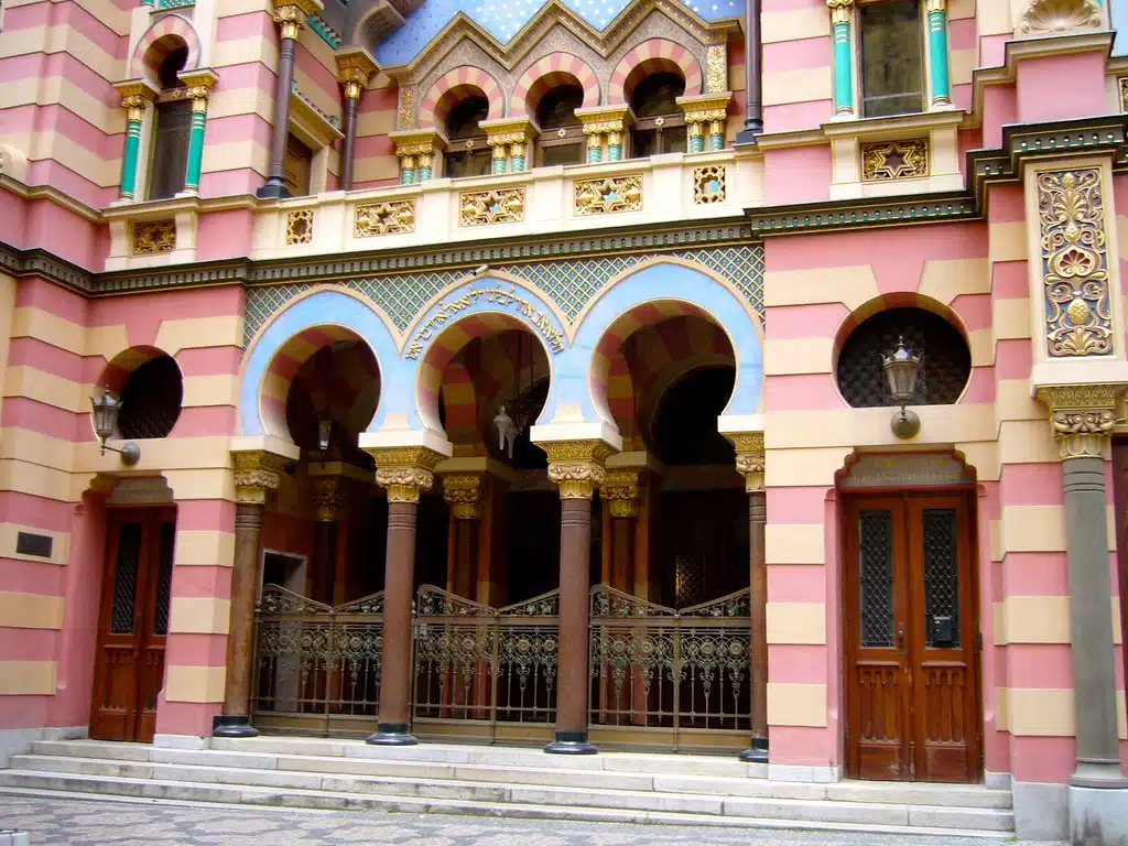 La synagogue de Jérusalem : Une des nombreuses synagogues de Prague et la plus colorée.