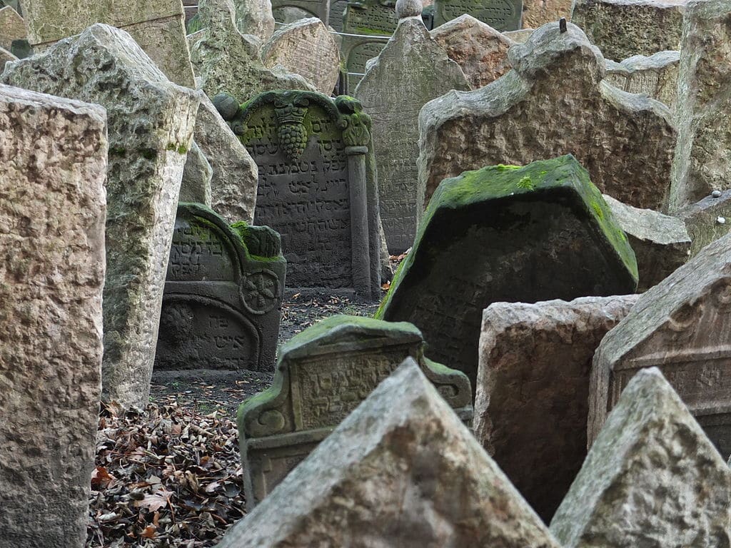 Dans le cimetière juif de Josefov à Prague - Photo de Miroslav Hurt