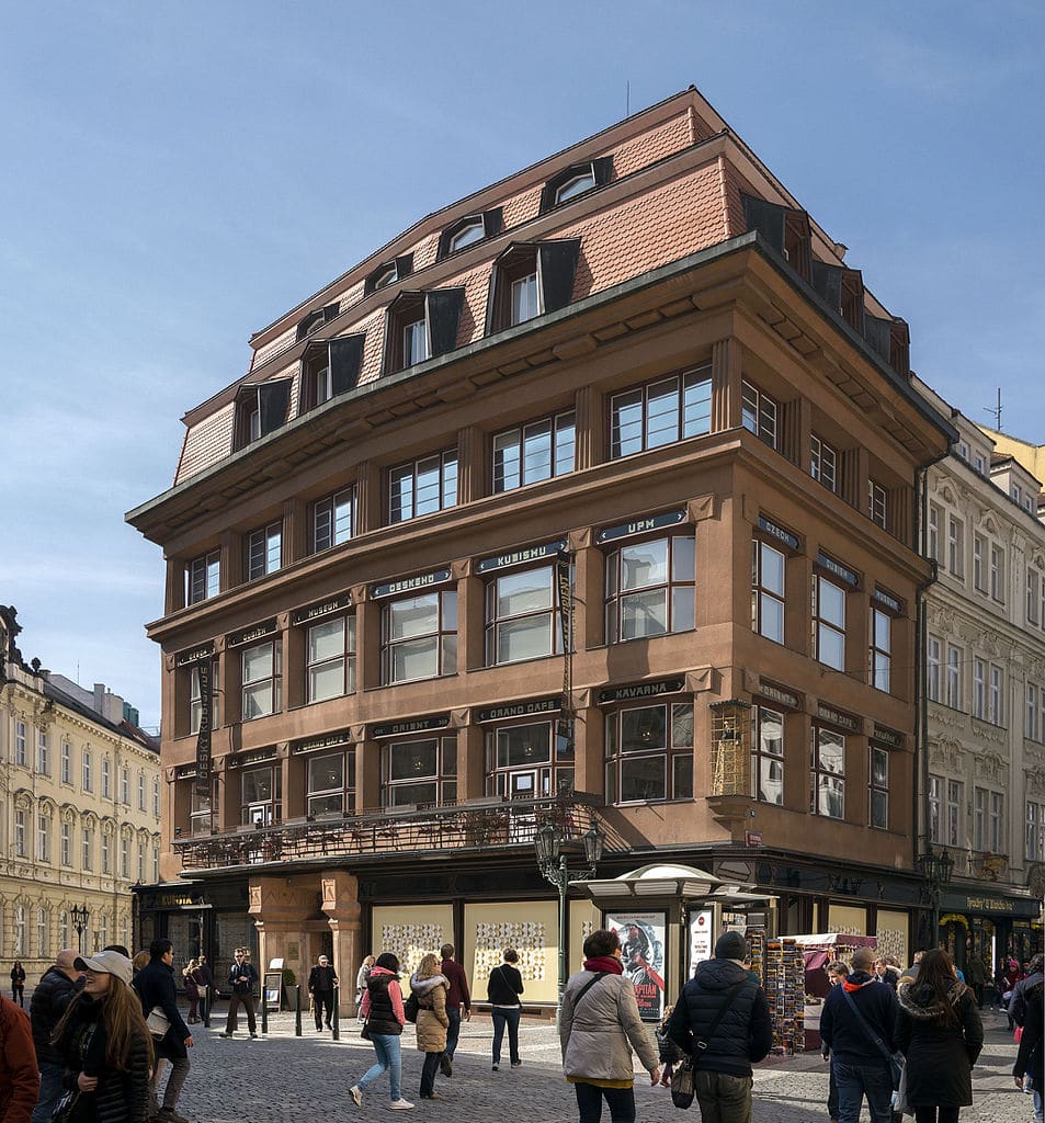 Maison et musée cubiste de la Vierge Noire dans la vieille ville de Prague. Photo de Thomas Ledl