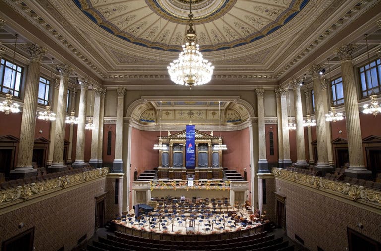 Salle de concerts de musique classique au Rudolfinum dans le centre historique de Prague - Photo de Jorge Royan