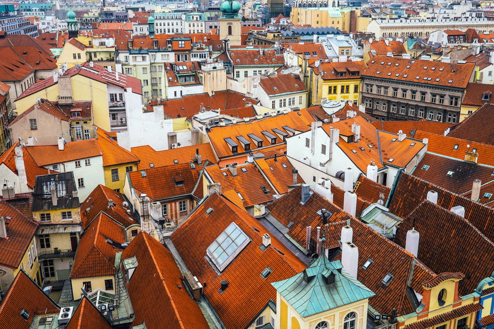 Vue sur les toits du quartier de la Vieille Ville de Prague - Photo de Jay Wennington