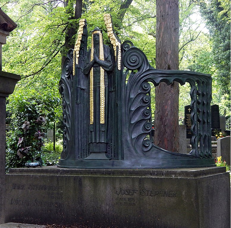 Tombe art nouveau dans le cimetière Olšany dans le quartier de Zizkov à Prague - Photo de Seauton