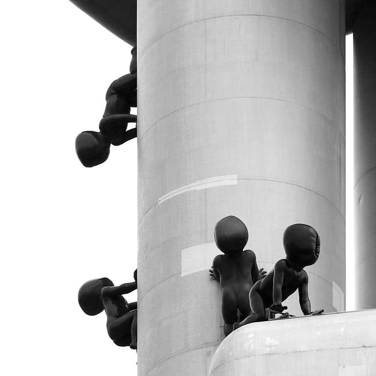 Bébés de David Cerny sur la Tour de télévision de Zizkov à Prague - Photo de Raimond Spekking