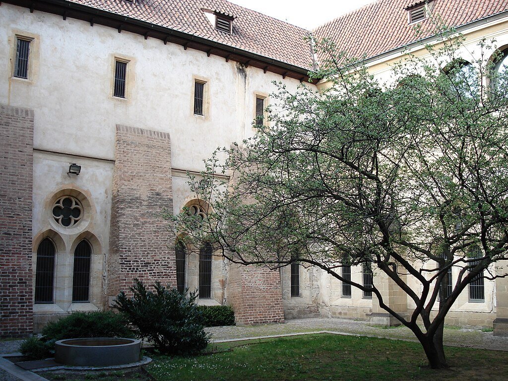 Cloître du monastère Saint Agnès.