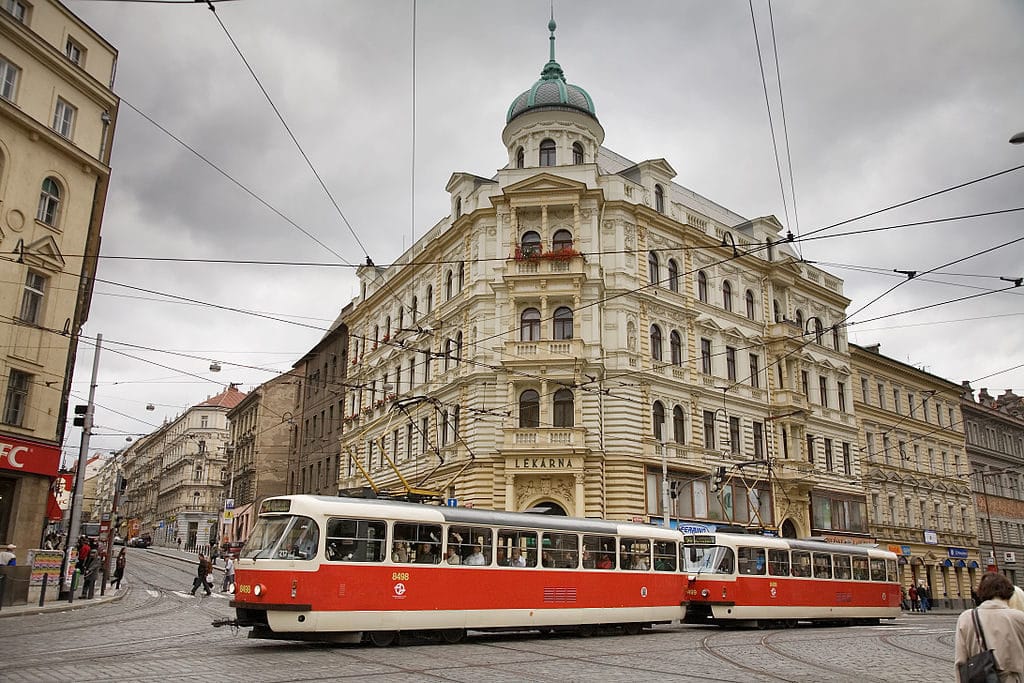 Transport à Prague : tramway en face d’un batiment historique © Jorge Royan / http://www.royan.com.ar / CC BY-SA 3.0