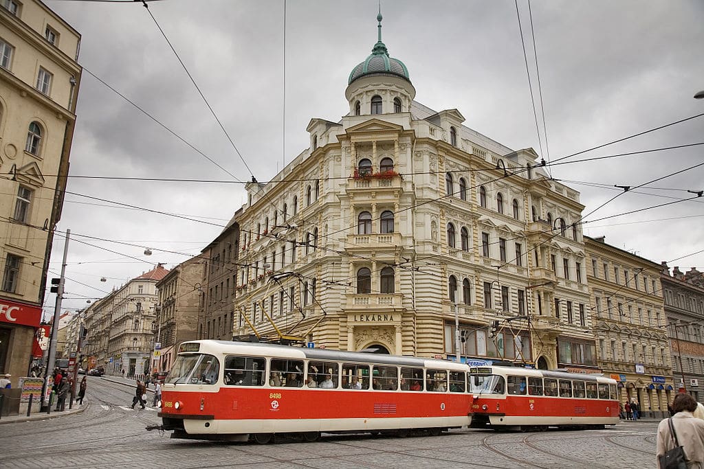 Transport à Prague : tramway en face d’un batiment historique © Jorge Royan / http://www.royan.com.ar / CC BY-SA 3.0