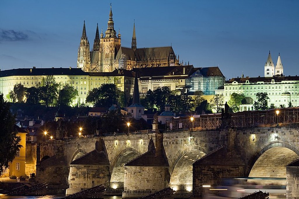 Chateau de Prague et Pont Charles la nuit : Une des nombreuses raisons de venir à Prague depuis la Bretagne.