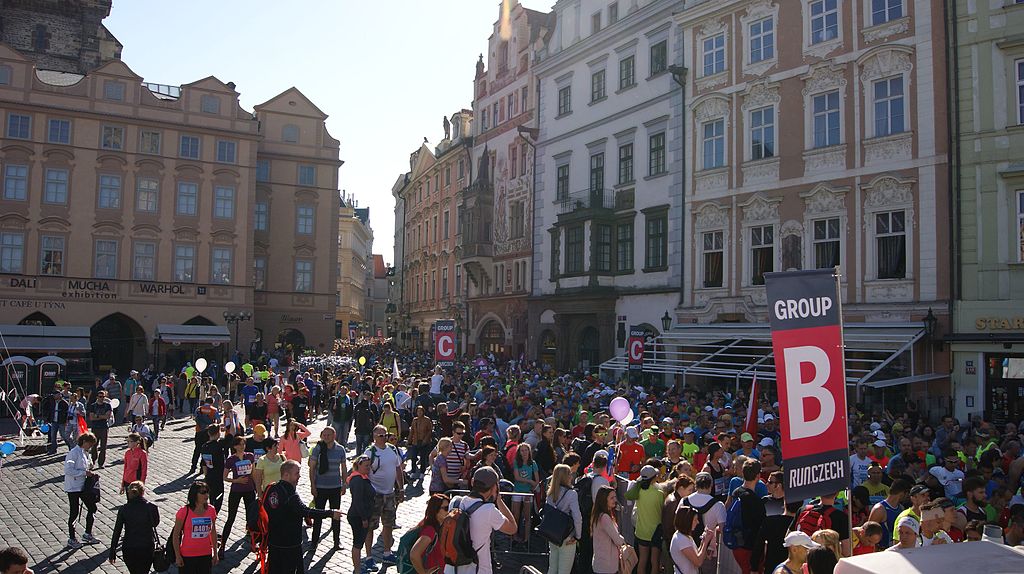 Marathon de Prague dans la vieille ville - Photo de Asurnipal - Licence ccbysa 4.0