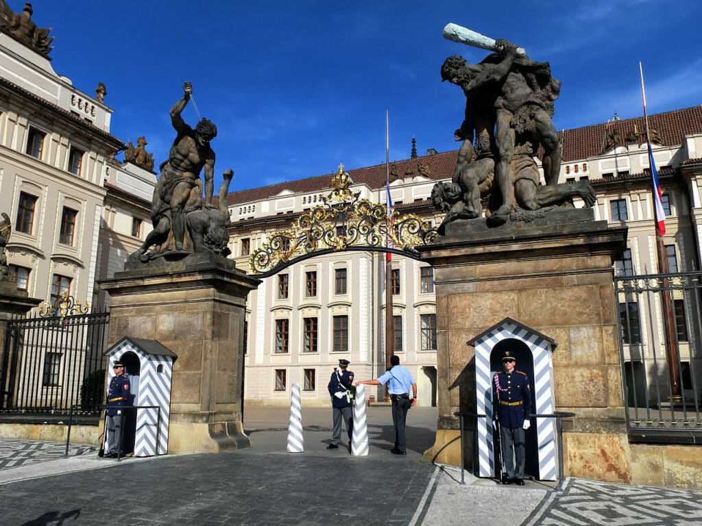 Entrée principale du Chateau Royal de Prague et siège de la Présidence de la République Tchèque. Photo de Jose-Antonio - Licence C0