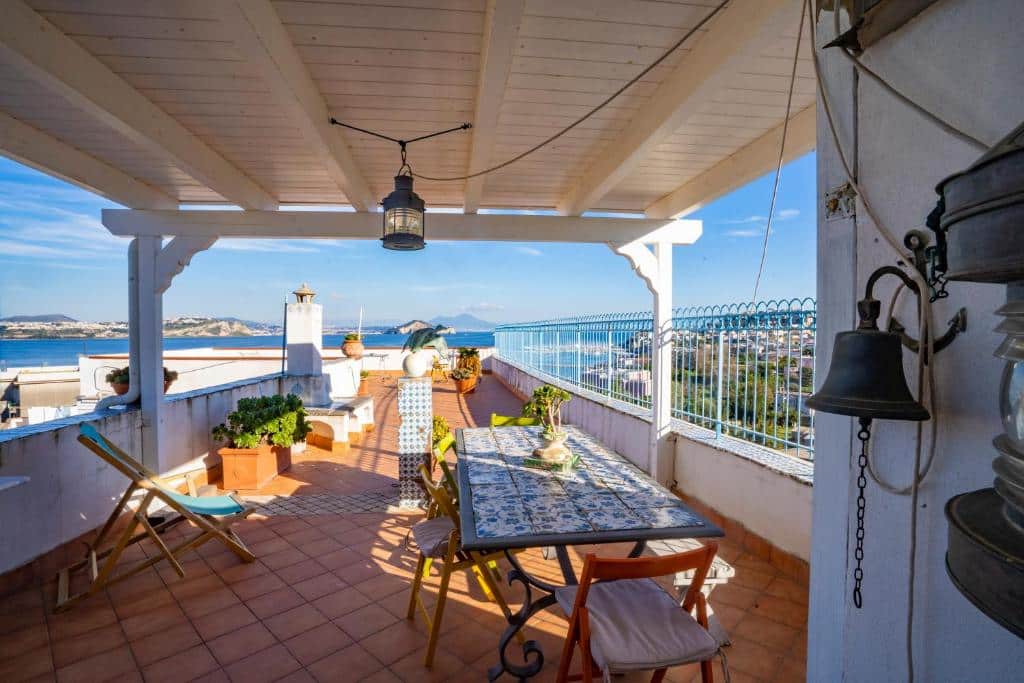 Terrasse avec vue sur Naples et le Vésuve depuis la Maison d'Artista à Procida.