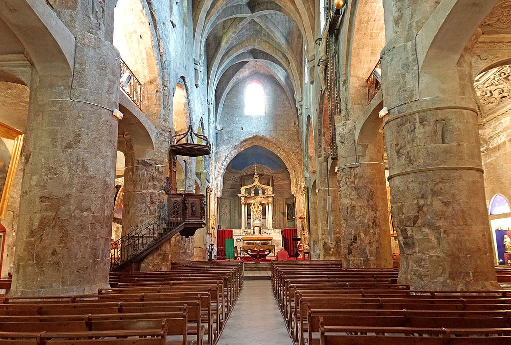Nave de la cathédrale du Puy en Velay – Photo de Dennis Jarvis