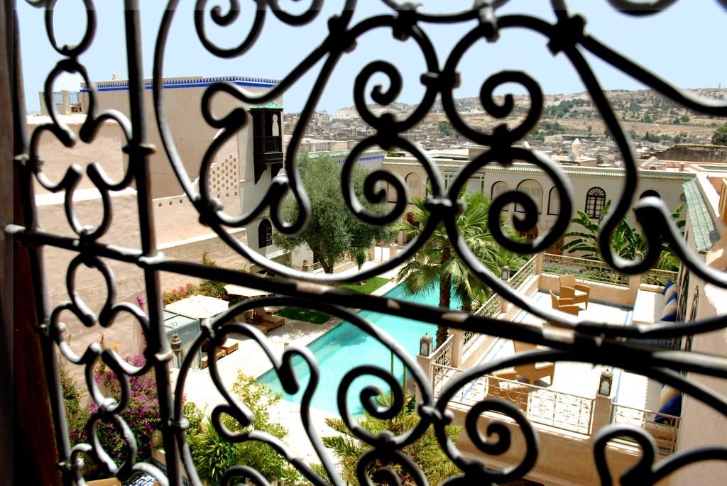 Hotel de charme à Fès : Vue sur le jardin et la piscine du Riad Alkantara.