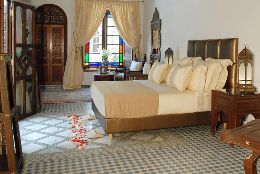 Hotel de charme à Fès : Chambre élégante du Riad Alkantara.