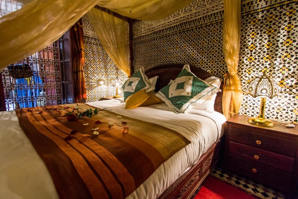 Chambre confortable au Riad Ibn Khaldroun, un hôtel d'un bon rapport qualité/prix à Fès.