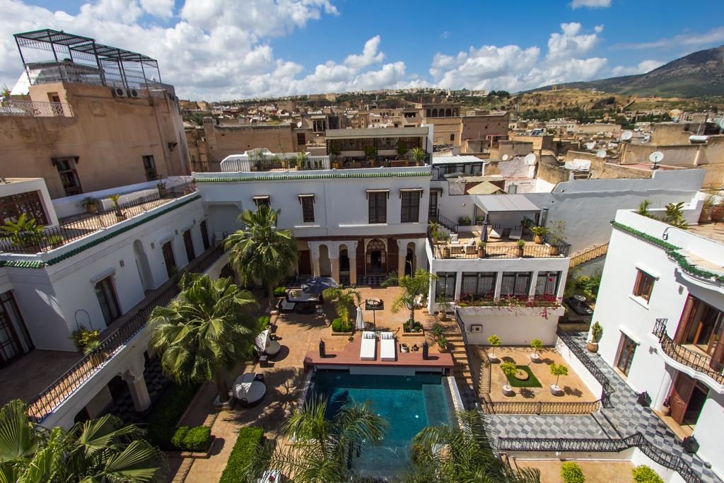 Hotel de charme à Fès : Jardin et piscine du Riad Mayfez suites & spa.