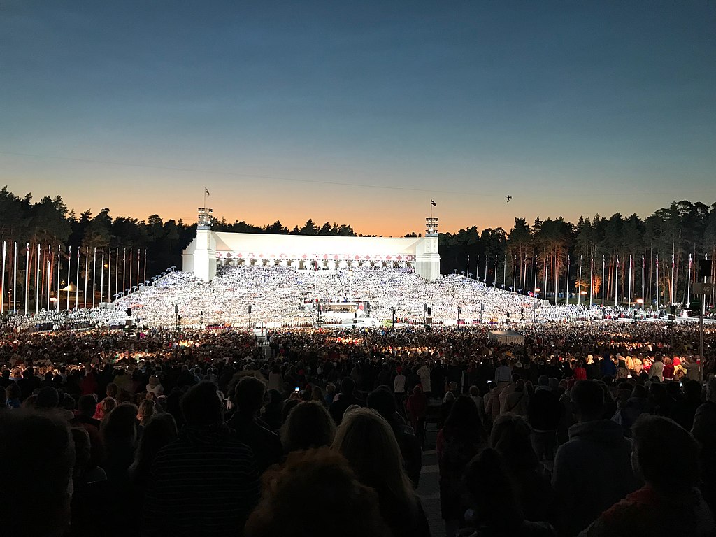 Grande scène du parc de Mezaparks au nord de Riga. Photo d'Iscrean Icecream