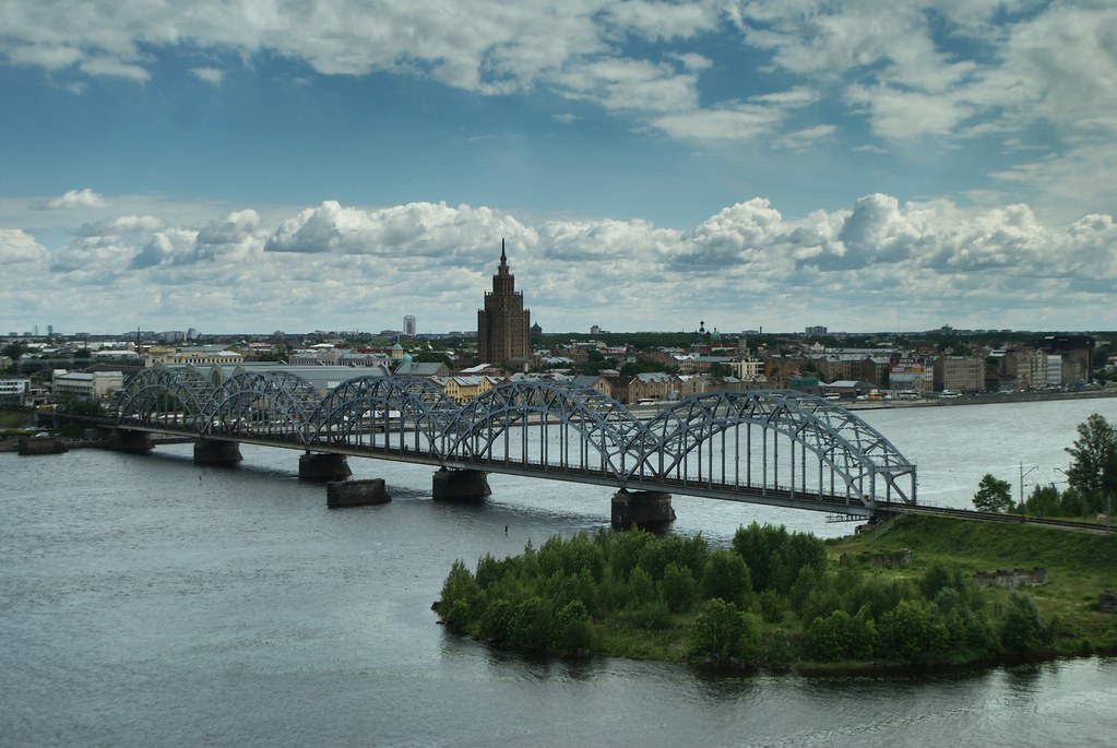 Vue depuis la Bibliothèque Nationale de Lettonie à Riga dans le quartier de Pardauvaga.