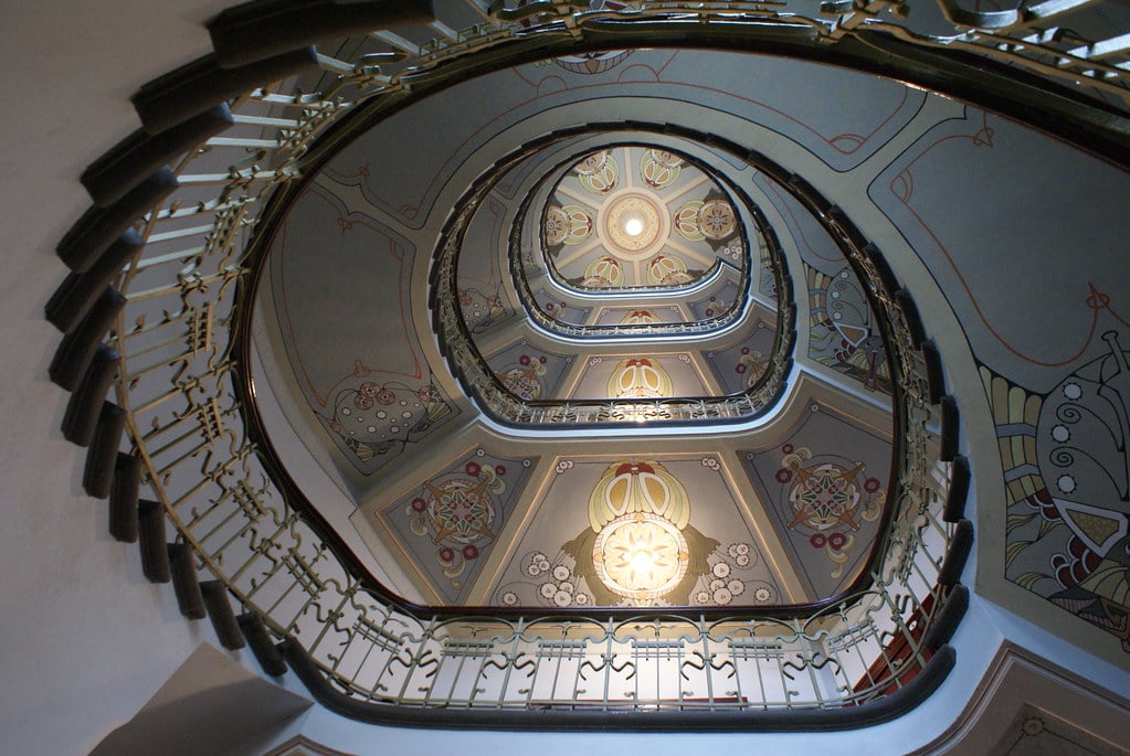 Somptueux escalier de l'immeuble accueillant le Musée d'Art Nouveau dans le quartier de Centrs à Riga.