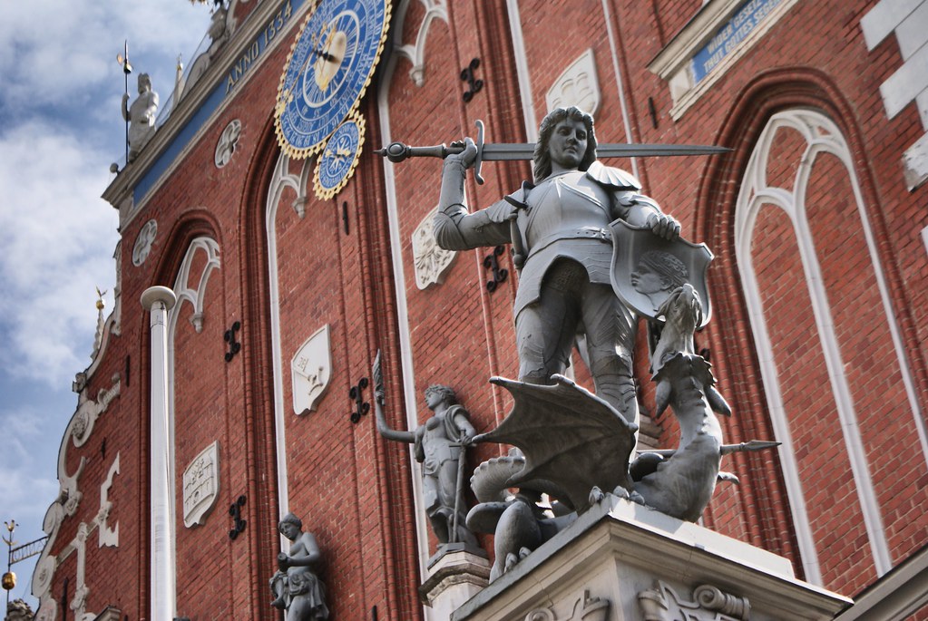 Saint Georges, tout en flegme, terrasse le dragon. La foi triomphe du mal et des païens. Dans la Vieille Ville de Riga.