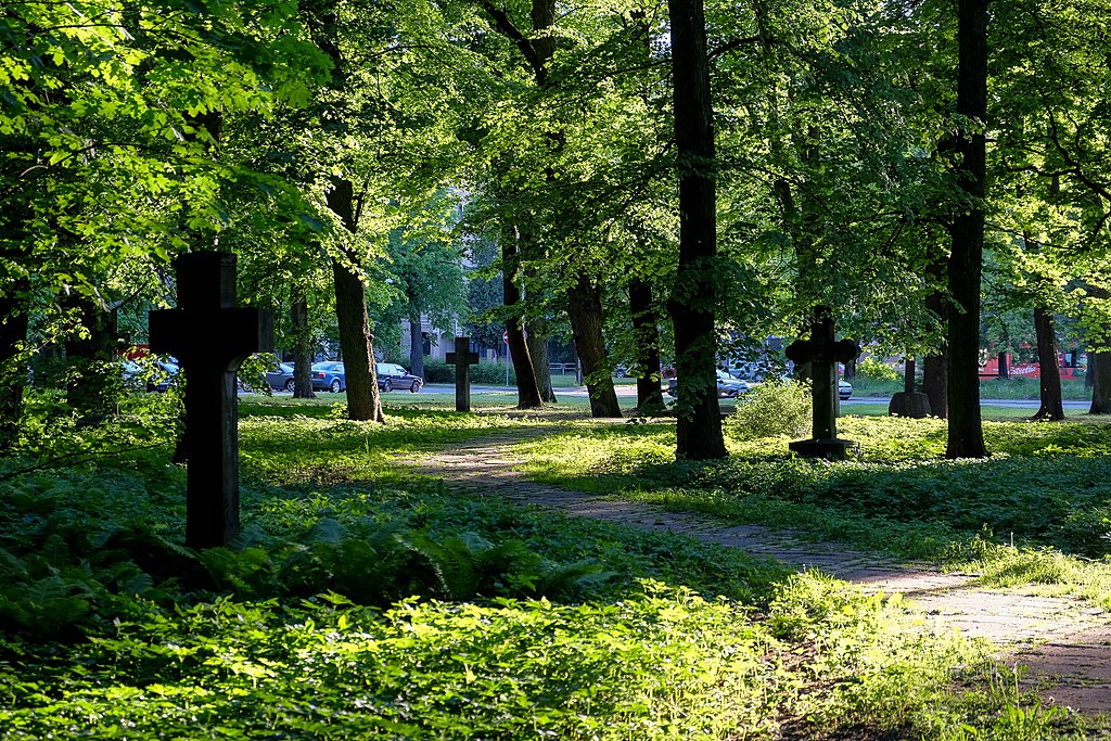 Dans le Grand Cimetière de Riga dans le parc de Mezaparks - Photo de Mārtiņš Bruņenieks