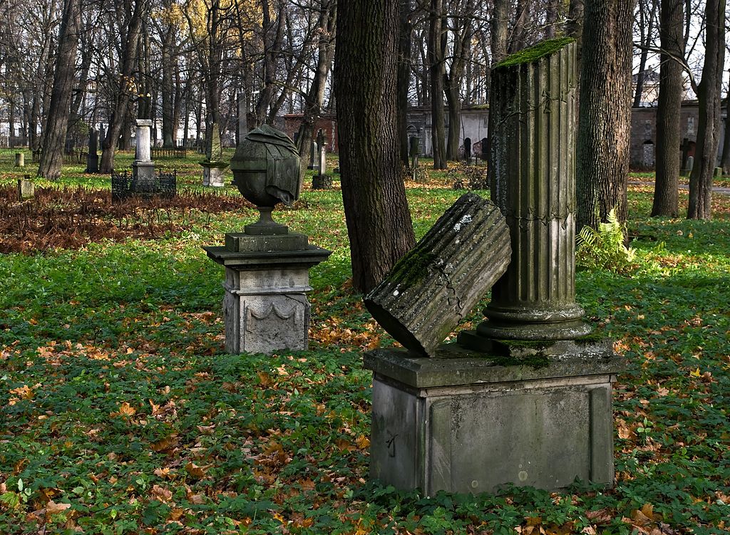 Dans le Grand Cimetière de Riga dans le parc de Mezaparks - Photo de Nikodem Nijaki