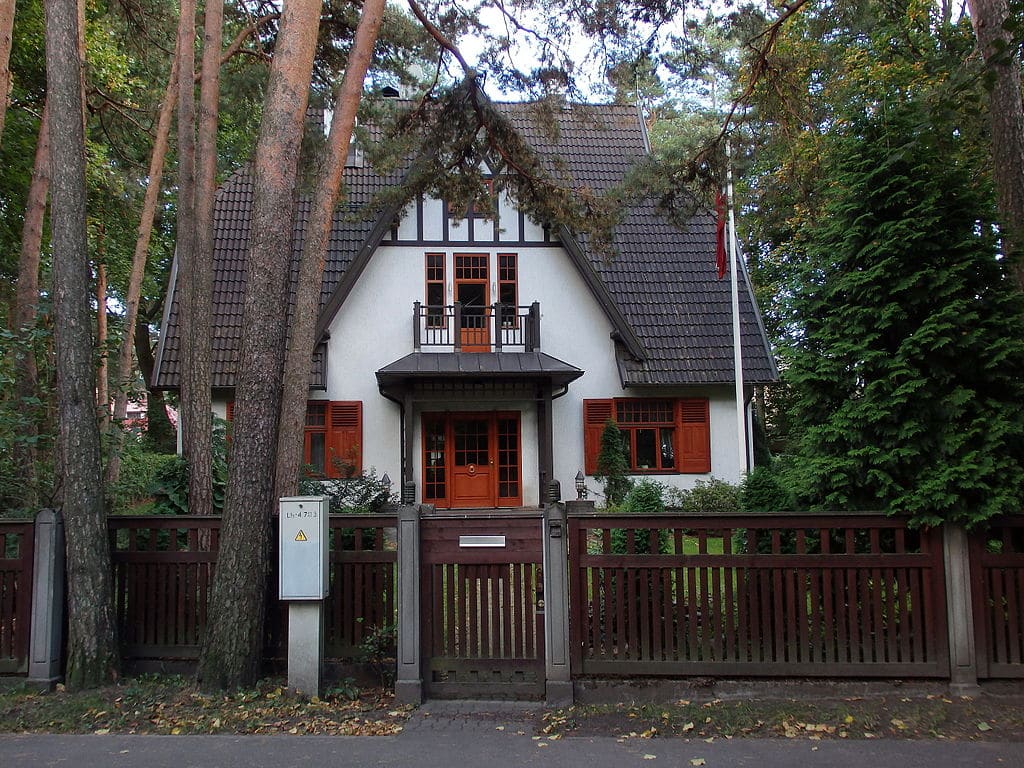 Maison dans la cité-jardin dans le quartier de Mezaparks à Riga - Photo de Īriss Sviklis