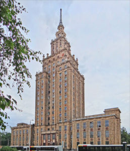 Architecture stalinienne avec l’académie des sciences de Riga [Maskavas Forstate]