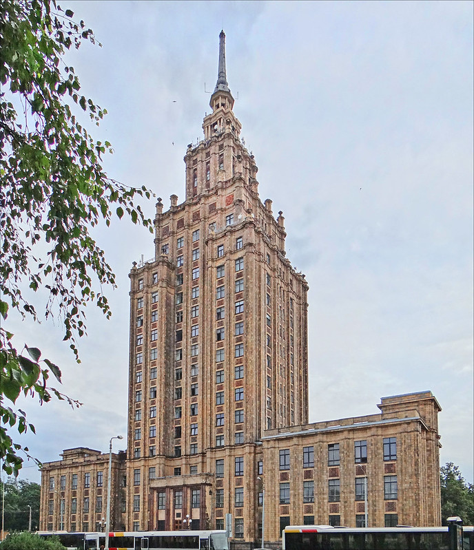 Palais des Sciences de Riga : Cadeau de Staline au peuple letton. Photo de Jean-Pierre Dalbéra.