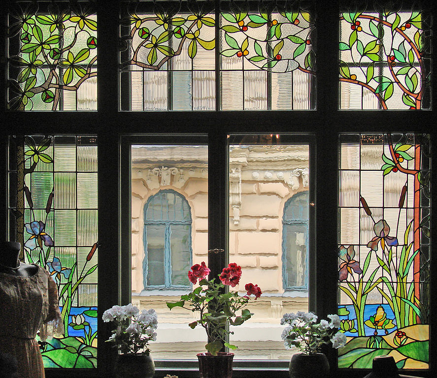 Musée d'art nouveau de Riga : La fenêtre de la salle à manger donnant sur la rue Alberta - Photo de Jean-Pierre Dalbéra