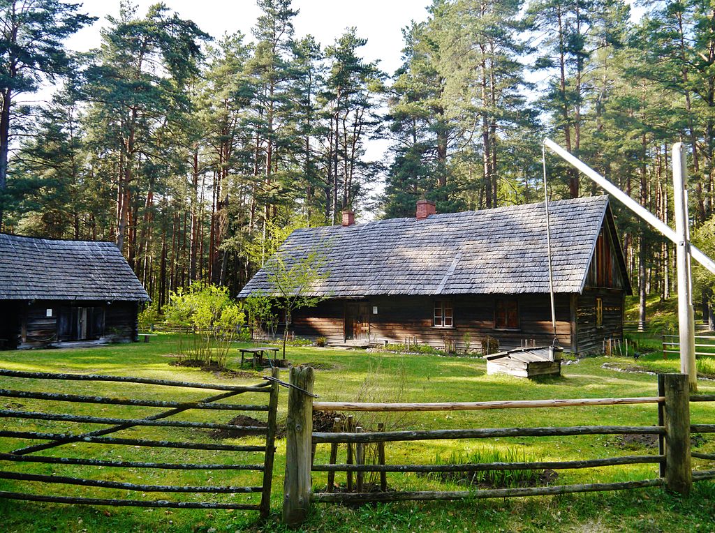 Maisons en bois de la région de Courlande dans le musée ethnographique de Riga en Lettonie. Photo de Zairon.