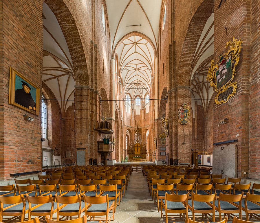 Belle église gothique Saint Pierre dans le centre historique de Riga - Photo de David Illiff