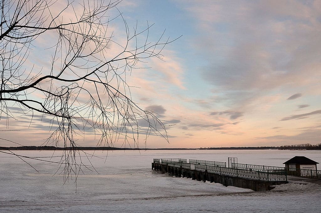 Lac Ķīšezers du parc de Mezaparks au nord de Riga. Photo de LVidealist
