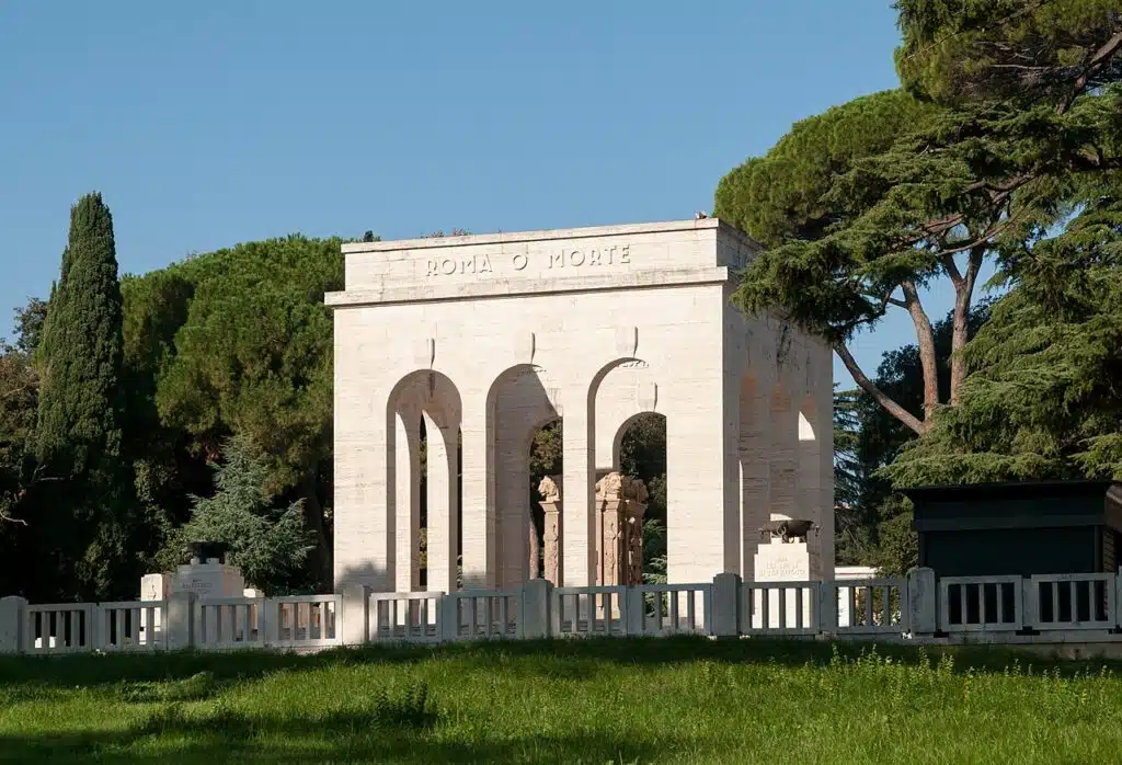 Monuments aux tombés garibaldiens sur la colline du Janicule à Rome - Photo de MrPanyGoff