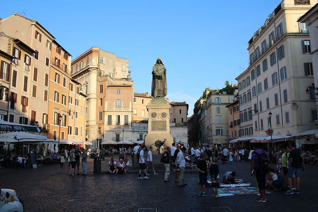 Statue de Giordano Bruno sur le Campo de' Fiori dans le centre historique de Rome - Photo de Victor R. Ruiz