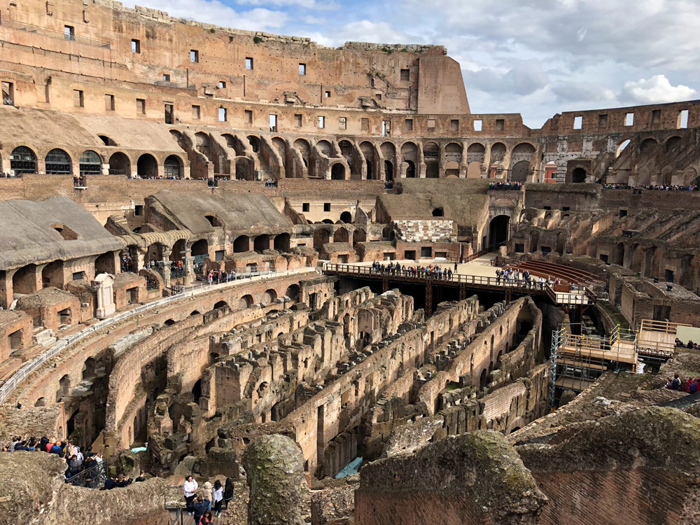 A l'intérieur du Colisée dans le quartier antique de Rome - Photo d'Ahmed Rasheed
