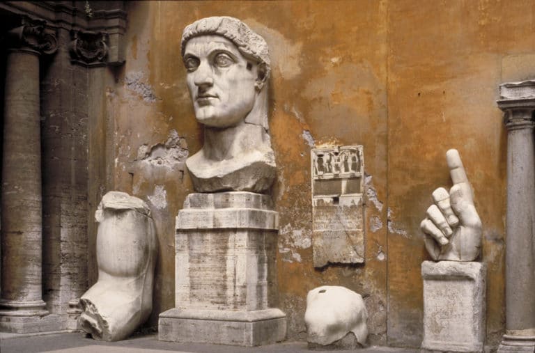 Tête et buste de l'Empereur Constantin dans le musée du Capitole dans le quartier antique de Rome. Photo de MCAD Library