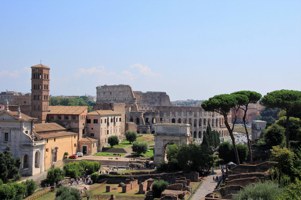 Vue sur le Colisée et le forum romain dans le quartier antique de Rome - Photo de Hanna May