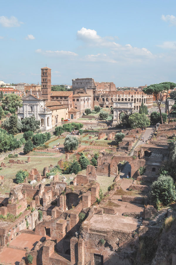 Vue sur le Forum romain depuis le Capitole dans le quartier antique de Rome - Photo de Renata Rodrigues